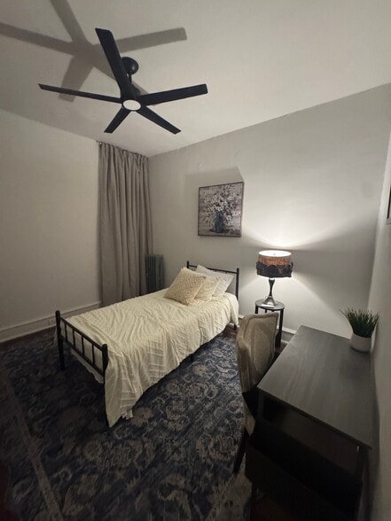 Twin bedroom with closet, desk and dresser - 5409 Walnut St