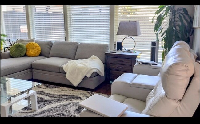 Building Photo - Spacious 4BD/4BA Home with Private Studio, located in the desirable Ferry St Bridge area!