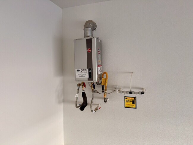 Building Photo - 3 BED 2.5 BATH 2 CAR GARAGE TOWNHOUSE IN CADENCE HENDERSON WITH LOFT