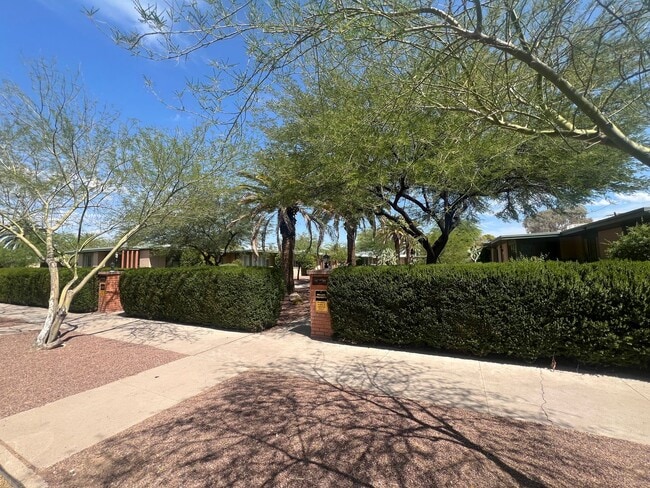 Building Photo - Comfortable & Cozy 2 Bedroom Townhome Walk...