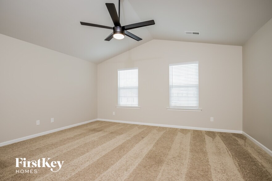 Building Photo - 2043 Longshadow St