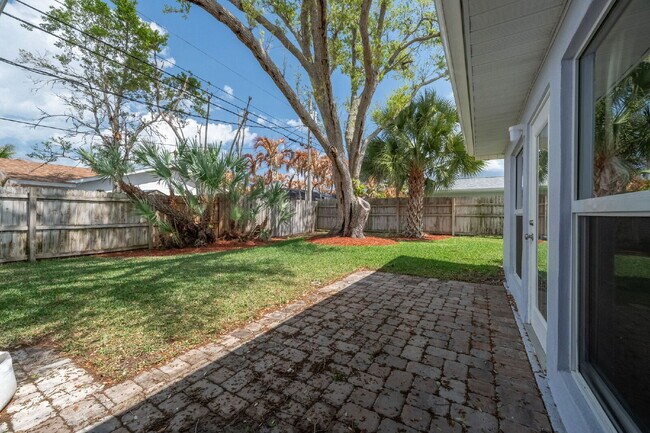 Building Photo - Beautiful 4 bedroom, 2 bathroom in Satellite Beach! NO HOA!!