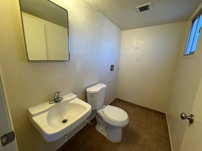 Building Photo - Holiday Gardens 2-br Townhome