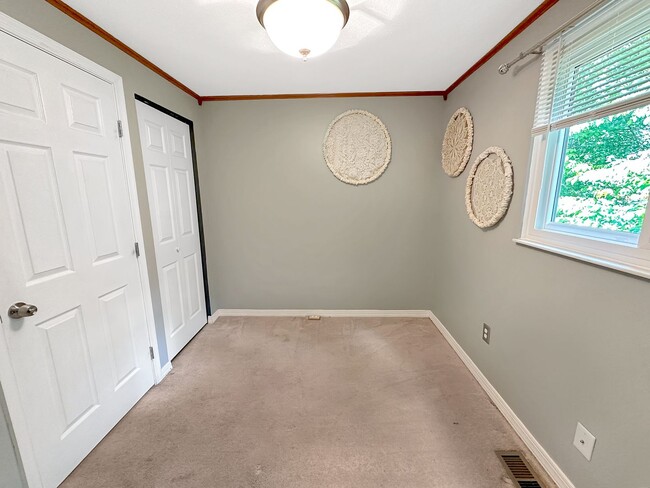 Building Photo - Brilliant 3 Bed 1.5 Bath Townhome in Great...