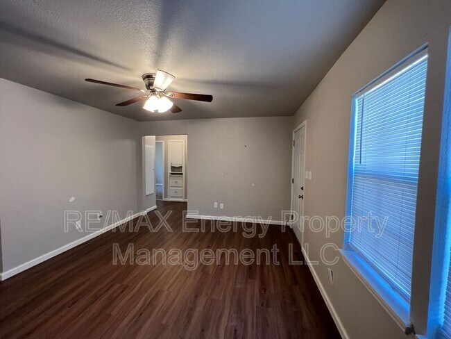 Building Photo - 2224 Doris Ave