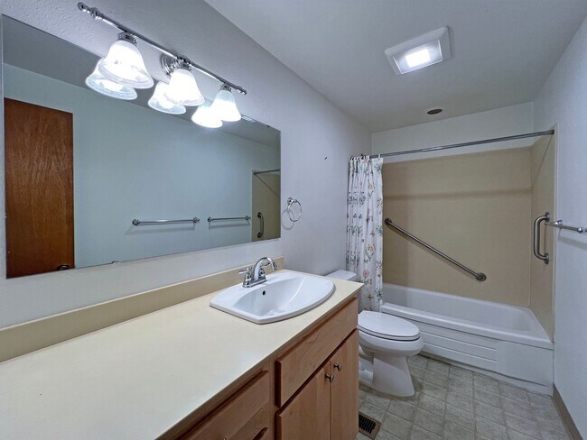 Building Photo - Rental ranch rambler - 3 bed, 2.5 bath, 2 ...