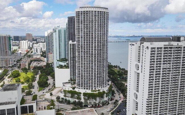 Building Photo - 1750 N Bayshore Dr