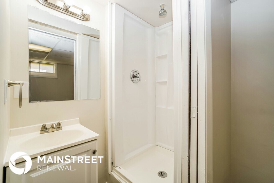 Building Photo - 4005 Vermilion Ave