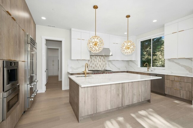 Building Photo - 5Bd/4.5Ba Bellevue House