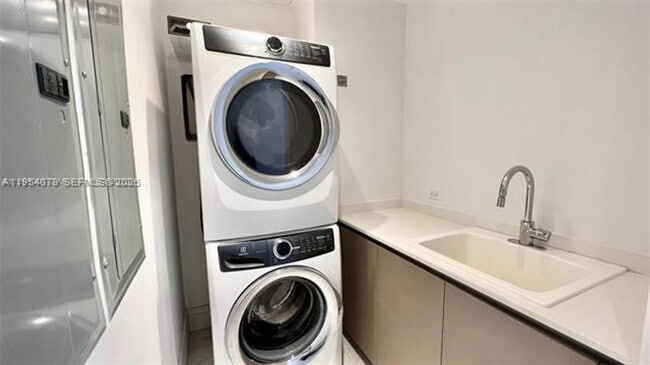 Building Photo - 17141 Collins Ave