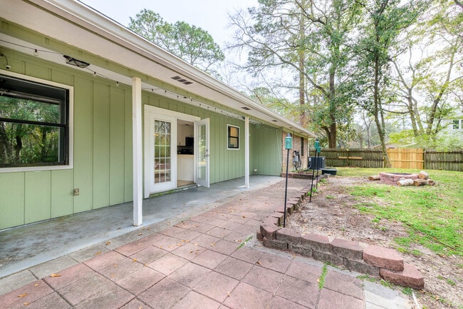 Building Photo - 1688 Vine Ave