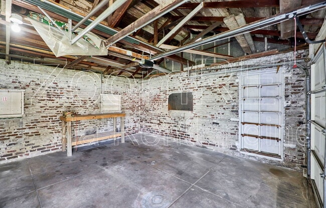 Building Photo - 325 Sigsbee Ave