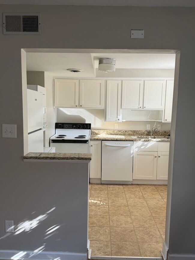 Building Photo - Comfort & Style: 2-Bedroom Raleigh Townhouse