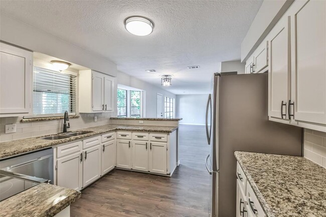 Building Photo - 7003 Huntbrook Dr