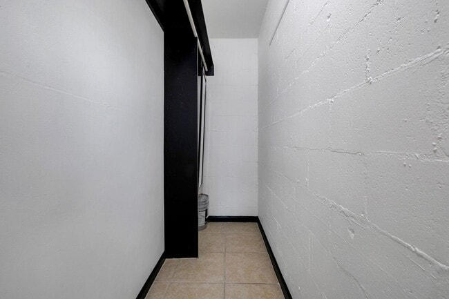 Building Photo - Convenient & Comfortable 1/1 – Updated and...