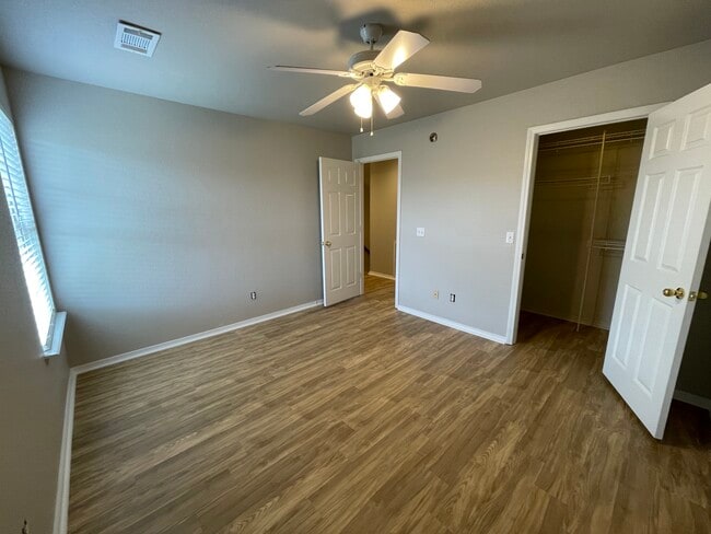 Building Photo - 3201 SW Amberwood Ave