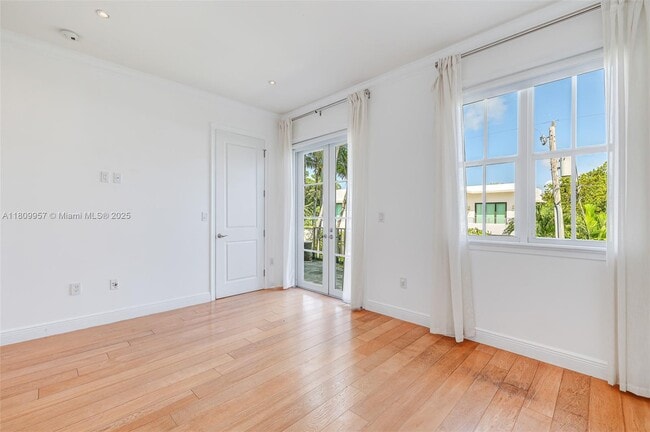 Building Photo - 464 Fernwood Rd
