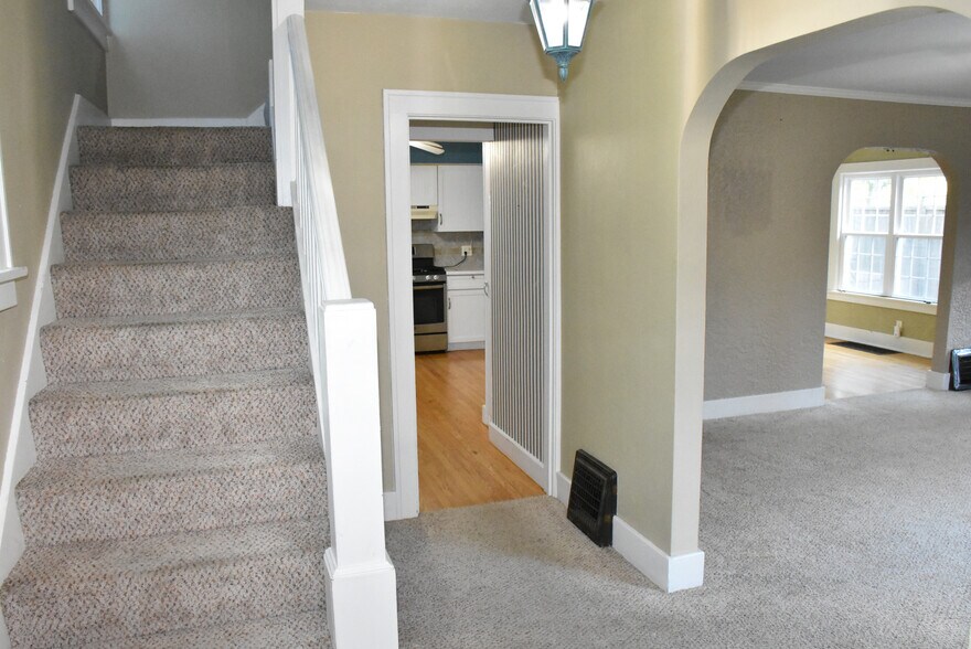 Building Photo - 351 Ravine St