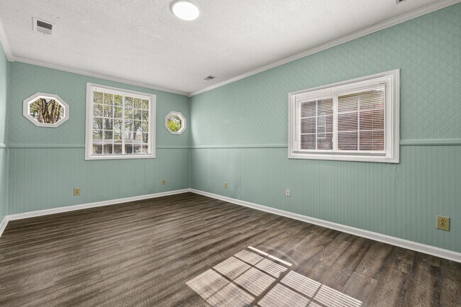 Building Photo - Renovated 4 Bedroom 1.5 Bath Home