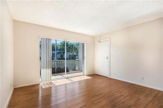Building Photo - 6223 Bay Club Dr