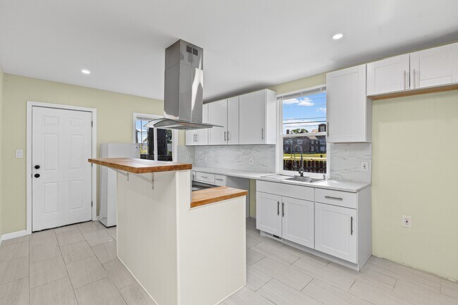Building Photo - 3736 Iroquois St
