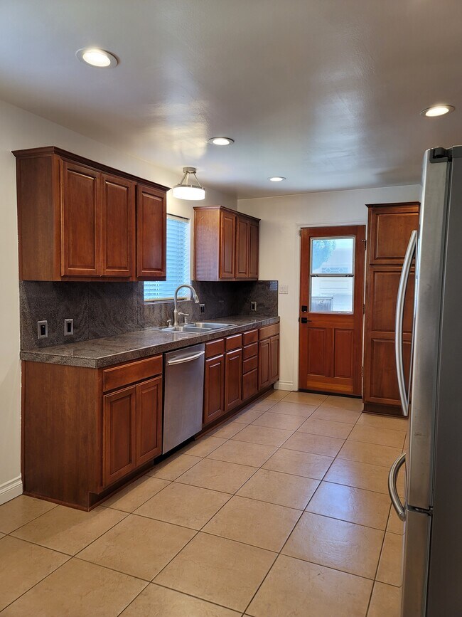 KITCHEN - 2604 Graham Ave