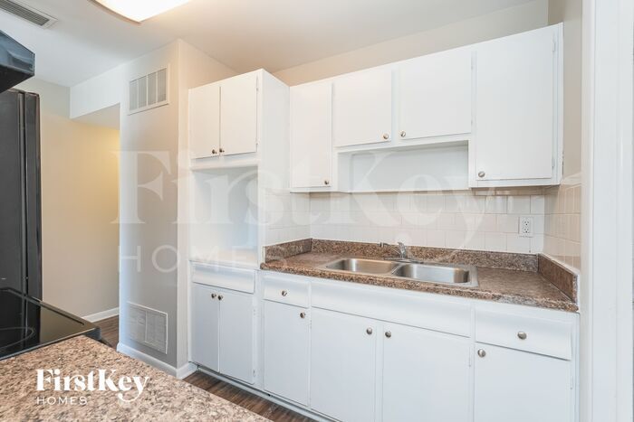 Building Photo - 4931 Cresthill Dr