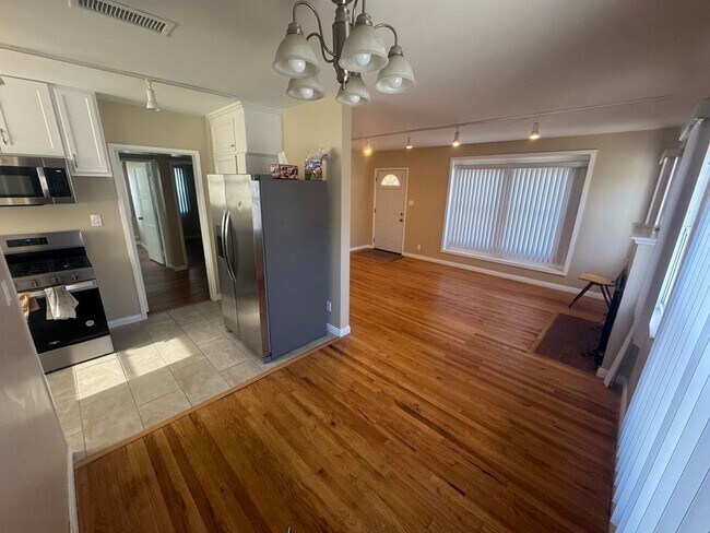 Building Photo - Beautiful 3 bedroom North Hollywood Home