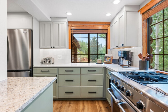 Building Photo - 656 Aspen Dr