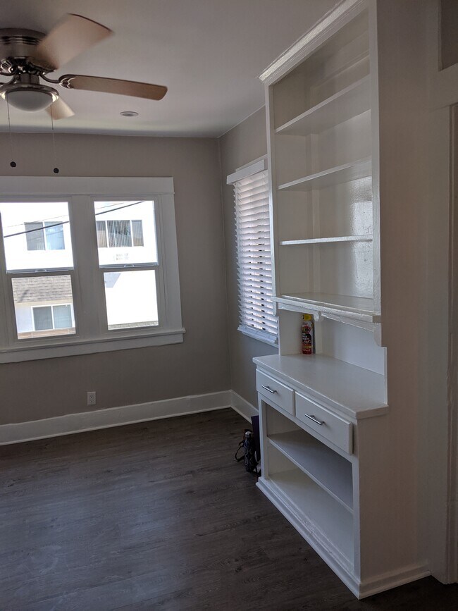 Eat-in area in kitchen - 603 Rosemont Ave