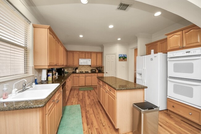 Building Photo - 825 Rosine St