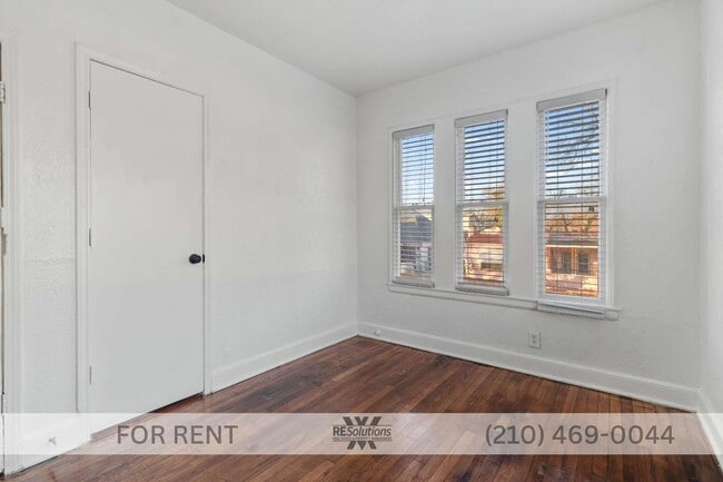 Building Photo - 1630 W Rosewood Ave