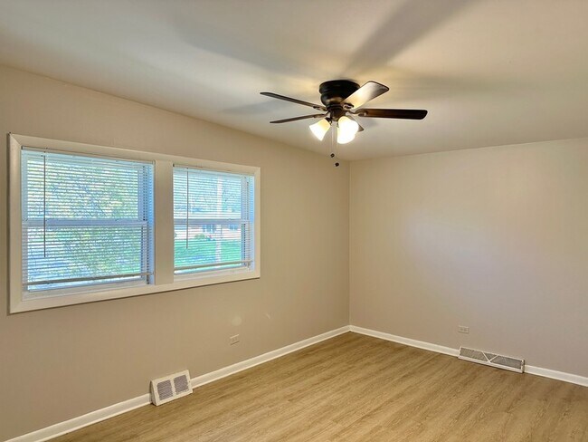 Building Photo - 525 Ryan Ln