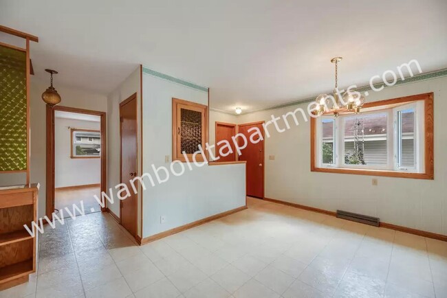 Building Photo - 3 bed house on south side with large eat-i...