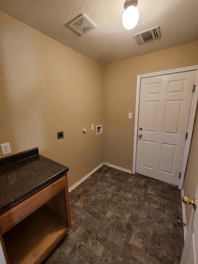 Building Photo - Spacious 4 Bedroom Home in Prime Medical Center Location