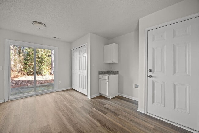 Building Photo - Updated 3BR Home with Garage, Pet Friendly!