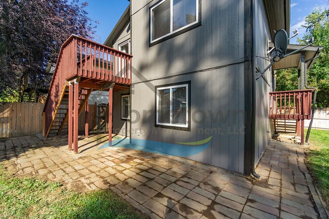 Building Photo - 4 Bedroom 2 Bathroom Home with Attached 2 ...
