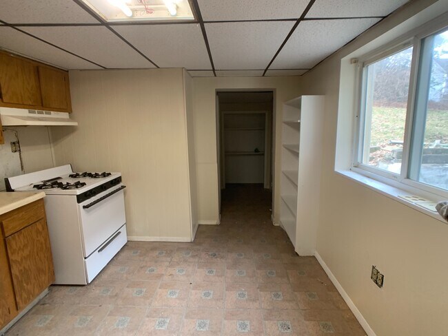 Building Photo - Great 2 bed 2 bath with bonus attic space house located steps from shopping.