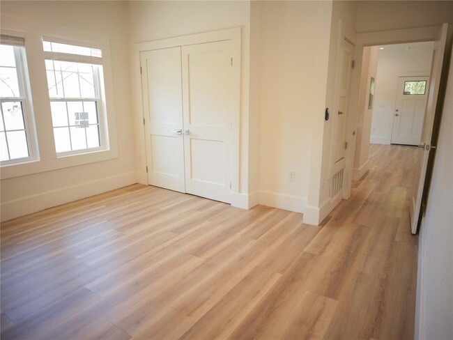 Building Photo - 803 Oakland Ave