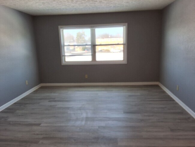 Building Photo - 365 Elmwood Dr