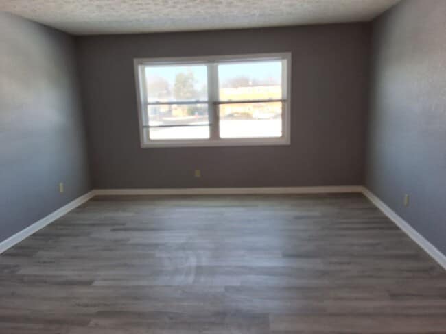 Building Photo - Cozy & Comfy 2 Bed, 1 Bath 365-12 Elmwood Dr