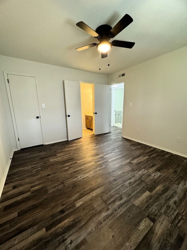 Building Photo - Move In Special!!