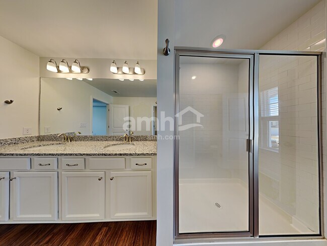 Building Photo - 1360 Lomond Dr