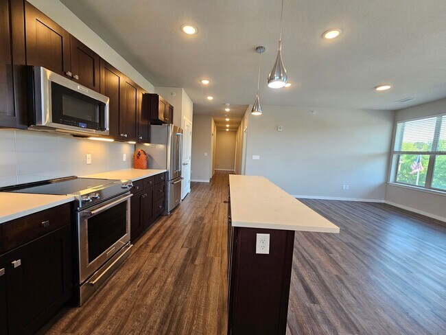 Building Photo - Gorgeous and Bright 2 Bed 2 Bath Large 3rd...