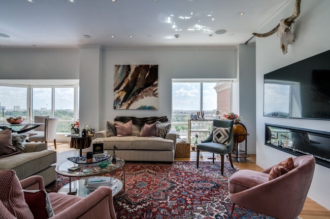 Building Photo - Gorgeous 9th Floor 1/1.5 Condo For Rent!