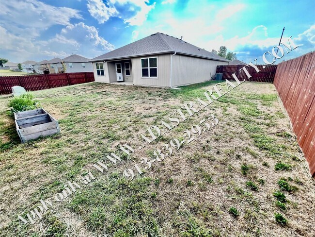 Building Photo - Like New Ranch in Spring Hill-Available in...
