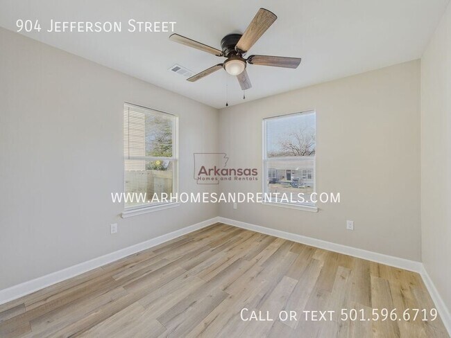 Building Photo - 904 Jefferson St