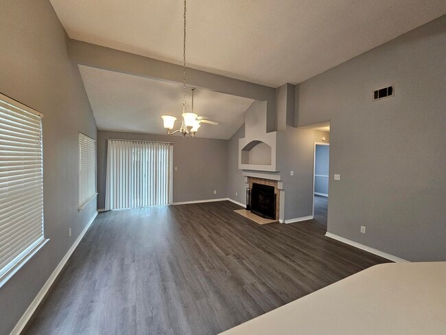 Building Photo - 3026 Yorktown Cir