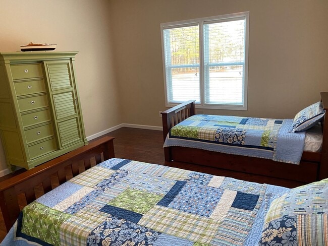 Building Photo - One Level Lake Gaston Home - Hubquarter Cr...