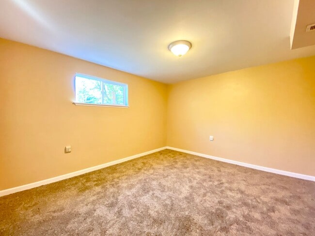 Building Photo - Charming Lake Hills Home in the Heart of Bellevue